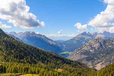 İtalyan Dolomitleriyle güzel bir yaz manzarası.