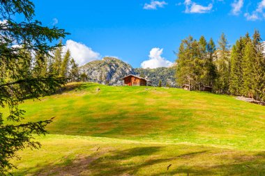 İtalyan Dolomitleriyle güzel bir yaz manzarası.