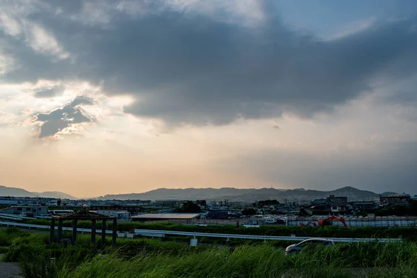 車で午後の曇りの日に山に囲まれた町の眺め 大阪府池田市 — ストック写真