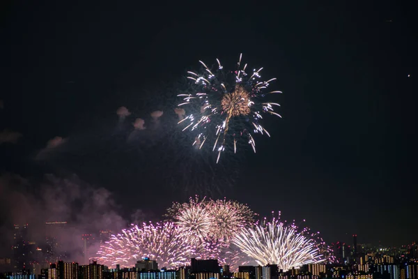 Άποψη Πυροτεχνημάτων Κατά Διάρκεια Καλοκαιρινής Γιορτής Μια Ολοκάθαρη Νύχτα Στον — Φωτογραφία Αρχείου