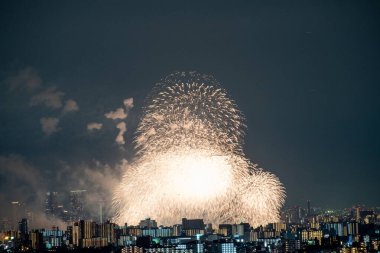 Açık gökyüzü gecesi Osaka, Japonya 'da yaz festivali sırasında havai fişek gösterisi