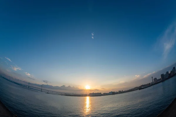 Blick Auf Den Sonnenaufgang Der Sich Auf Dem Meer Spiegelt — Stockfoto
