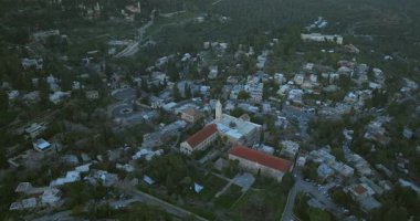 Kudüs Ein Karem köyü, gün doğumunda, Vaftizci Aziz Yahya Kilisesi ile, Havadan bakıldığında