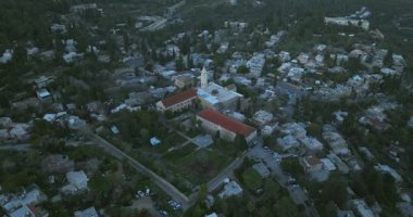 Kudüs Ein Karem köyü, gün doğumunda, Vaftizci Aziz Yahya Kilisesi ile, Havadan bakıldığında