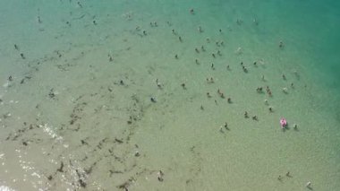 Yerel halk ve turistler yaz tatilinin tadını çıkarıyorlar.