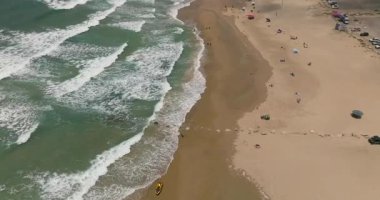 Yerel halk ve turistler yaz tatilinin tadını çıkarıyorlar.