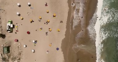 Yerel halk ve turistler yaz tatilinin tadını çıkarıyorlar.