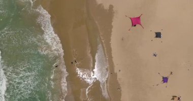 Yerel halk ve turistler yaz tatilinin tadını çıkarıyorlar.