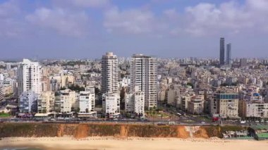 Bat Yam, İsrail - 1 Eylül 2021: Güzel bir günde Bat Yam Akdeniz kıyılarının havadan görünüşü