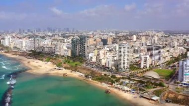 Bat Yam, İsrail - 1 Eylül 2021: Güzel bir günde Bat Yam Akdeniz kıyılarının havadan görünüşü