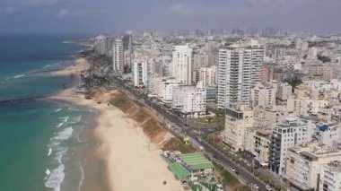 Bat Yam, İsrail - 1 Eylül 2021: Güzel bir günde Bat Yam Akdeniz kıyılarının havadan görünüşü
