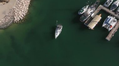 Küçük tekne büyük marinadan ayrılıyor, yukarıdan aşağıya hava manzaralı..