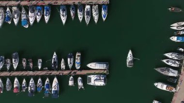 Küçük tekne büyük marinadan ayrılıyor, yukarıdan aşağıya hava manzaralı..
