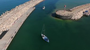 Küçük tekneler büyük marinadan ayrılıyor, yukarıdan aşağıya hava manzaralı..