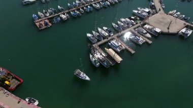 Küçük tekne büyük marinadan ayrılıyor, yukarıdan aşağıya hava manzaralı..