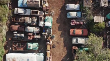 Hurdalıkta park edilmiş klasik eski arabalar, hava manzaralı.