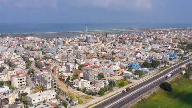 Corona Virüsü tecrit, İsrail 'in Arap kıyı kasabası Jisr az-Zerkava' nın hava manzarası. Hükümet yönetmelikleri yüzünden sokakları boş ve trafik yok..