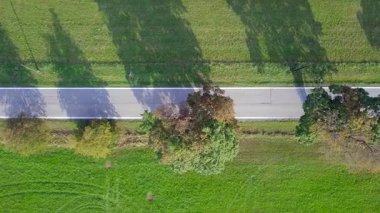 İki yönde de trafik olan kırsal yol, hava manzaralı.