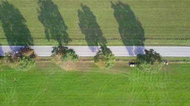 İki yönde de trafik olan kırsal yol, hava manzaralı.