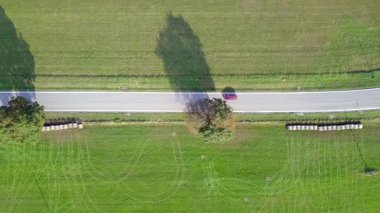 İki yönde de trafik olan kırsal yol, hava manzaralı.