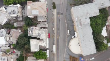 Corona virüsü salgını sırasında sokaklar boş, hava manzaralı..