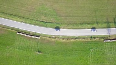 İki yönde de trafik olan kırsal yol, hava manzaralı.