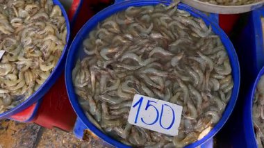 Khlong Toei 'nin ıslak pazarı meyve ve sebzelerden et ve deniz ürünlerine kadar geniş bir yelpazede taze ürün sunuyor.