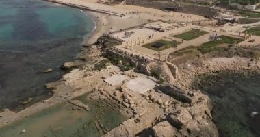 Büyük Herod 'un altında inşa edilen Caesarea kıyı şehrinin antik kalıntıları.