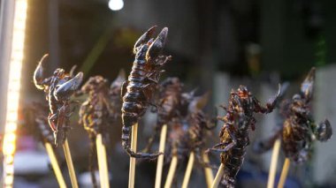 Izgara Akrepler Bangkok Çin Mahallesi 'nde sokak yemeği olarak satılıyor.