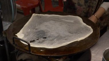 Satıcı muzlu ve çikolatalı ekmek yapıyor.