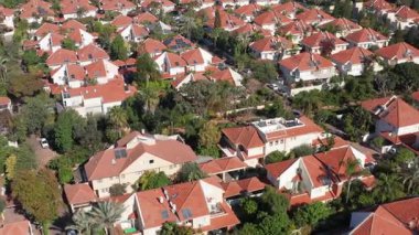 Kırmızı çatıları ve yeşil ağaçları olan klasik Suburban evleri.