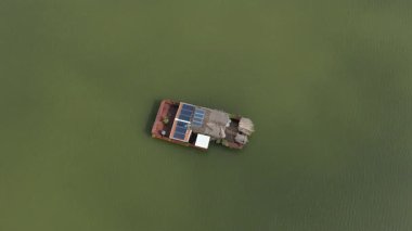 Güneş panelleri ve gökyüzü manzaralı kendi kendine yeten yüzen ev