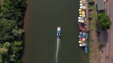 Küçük beyaz tekne Yarkon nehrinin yukarısına gidiyor, Tel Aviv İsrail 