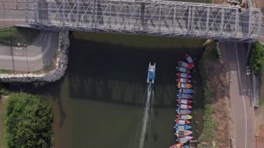 Küçük beyaz tekne Yarkon nehrinin yukarısına gidiyor, Tel Aviv İsrail 