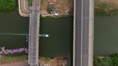 Küçük beyaz tekne Yarkon nehrinin yukarısına gidiyor, Tel Aviv İsrail 