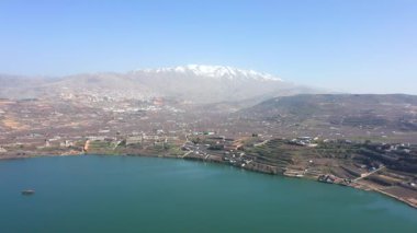 İsrail Hermon Dağı karla kaplı ve Ram Gölü