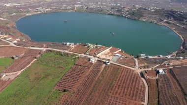 İsrail Hermon Dağı karla kaplı ve Ram Gölü