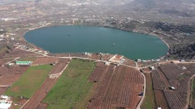 İsrail Hermon Dağı karla kaplı ve Ram Gölü