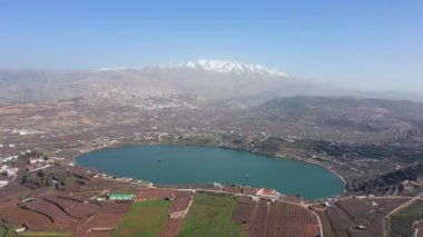İsrail Hermon Dağı karla kaplı ve Ram Gölü