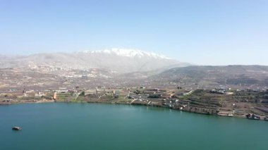 İsrail Hermon Dağı karla kaplı ve Ram Gölü