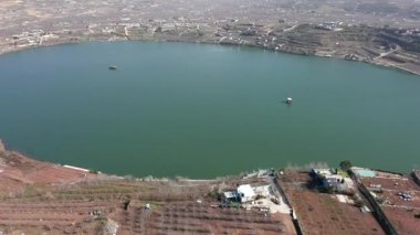 İsrail Hermon Dağı karla kaplı ve Ram Gölü