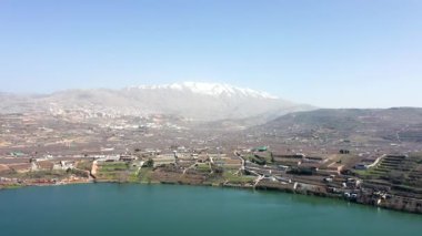 İsrail Hermon Dağı karla kaplı ve Ram Gölü