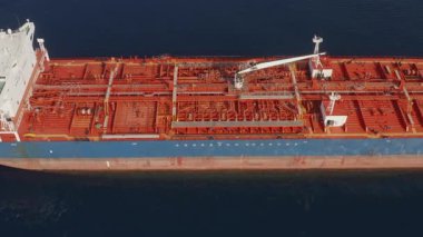 Akdeniz 'de yavaşça ilerleyen bir Mega Petrol tankerinin hava görüntüsü.