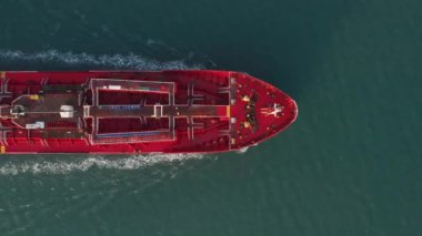 Akdeniz 'de yavaşça ilerleyen bir Mega Petrol tankerinin hava görüntüsü.