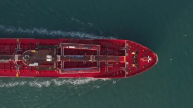 Akdeniz 'de yavaşça ilerleyen bir Mega Petrol tankerinin hava görüntüsü.
