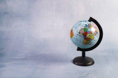 Afrika kıtasına odaklı bir küre, dokulu gri bir arka plana karşı. Coğrafya, seyahat, eğitim veya küresel temalarla ilgili projeler için mükemmel.