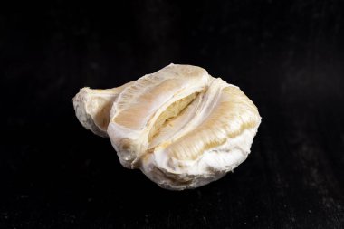 Pamelo siyah arka planda dilimler. Yüksek kalite fotoğraf