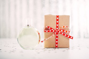 Hediye kutulu parfüm. Noel ve Yeni Yıl Hediyesi Fikri.