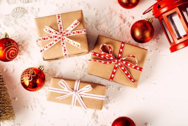 Üst manzara hediye kutusu ve Noel süslemeleri ve süslemeleri.