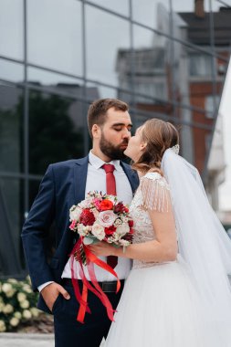 Genç gelin ve damadın portresi dışarıda romantik anlar yaşıyor..